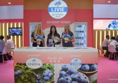 Naima Doss, Lairen Potter and Anja Grueterich from blueberry variety owner Sekoya, had to see to a lot of retail visitors from Asia.